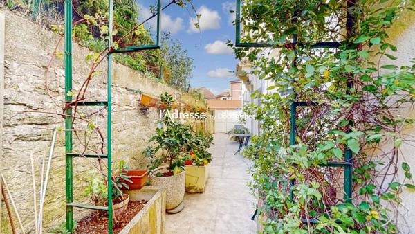 Charmante maison avec cour, garage et plusieurs pièces à vivre dans un village proche de Carcassonne.