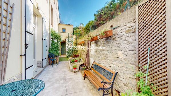 Charmante maison avec cour, garage et plusieurs pièces à vivre dans un village proche de Carcassonne.