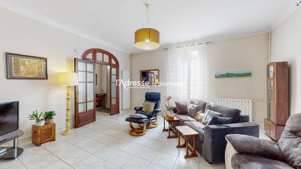 Charmante maison avec cour, garage et plusieurs pièces à vivre dans un village proche de Carcassonne.