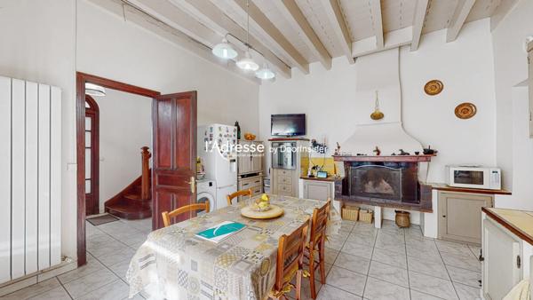 Charmante maison avec cour, garage et plusieurs pièces à vivre dans un village proche de Carcassonne.