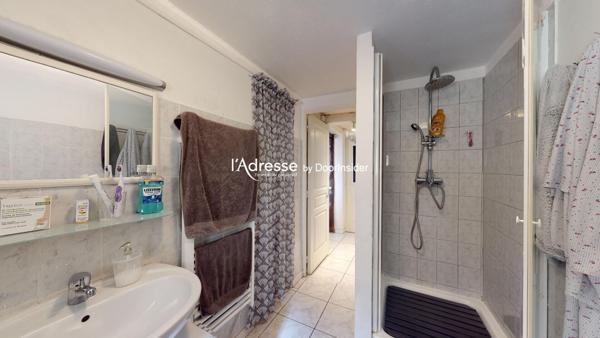 Charmante maison avec cour, garage et plusieurs pièces à vivre dans un village proche de Carcassonne.