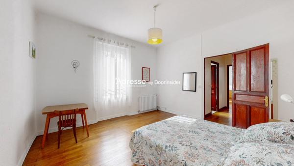 Charmante maison avec cour, garage et plusieurs pièces à vivre dans un village proche de Carcassonne.