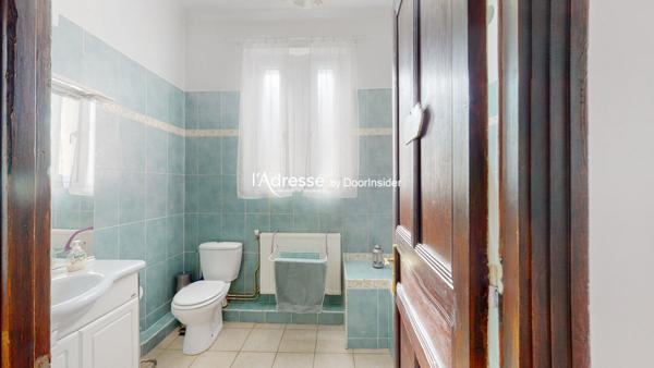 Charmante maison avec cour, garage et plusieurs pièces à vivre dans un village proche de Carcassonne.