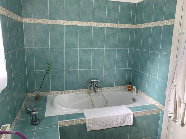 Charmante maison avec cour, garage et plusieurs pièces à vivre dans un village proche de Carcassonne.