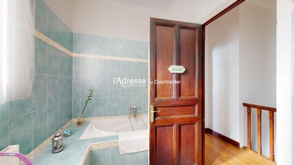 Charmante maison avec cour, garage et plusieurs pièces à vivre dans un village proche de Carcassonne.