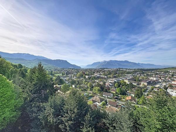 Vue aérienne sur les massifs et la ville, ascenseur, climatisation, garage possible