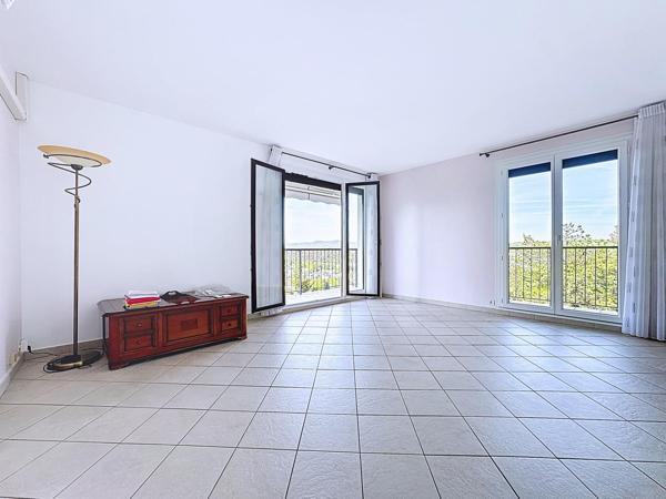 Vue aérienne sur les massifs et la ville, ascenseur, climatisation, garage possible
