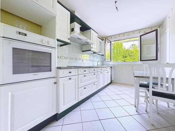 Vue aérienne sur les massifs et la ville, ascenseur, climatisation, garage possible