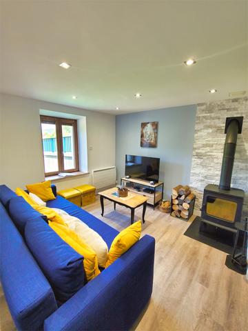 Ventron (88310) Ventron, Vosges. Grande maison mitoyenne de 4 chambres, 3 SDB, terrasse en pilotis avec vue sur rivière et mon