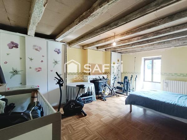 Joli corps de ferme en partie rénové d'une surface habitable de 168 m2 sur terrain attenant de 6476 m2