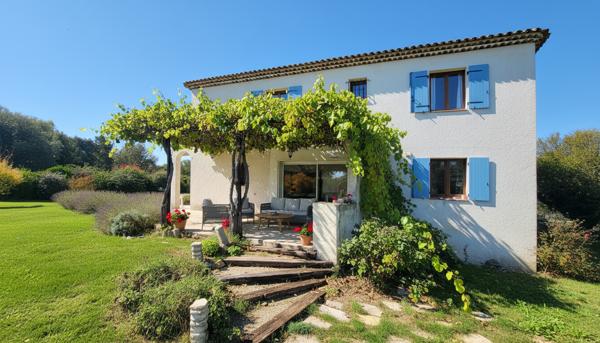 Vernègues ? Maison familiale de 198 m² avec vue dégagée sur les collines
