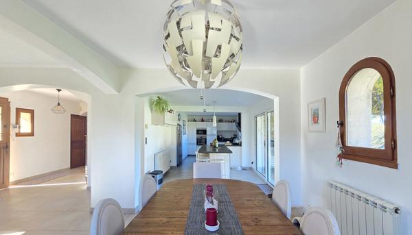 Vernègues ? Maison familiale de 198 m² avec vue dégagée sur les collines