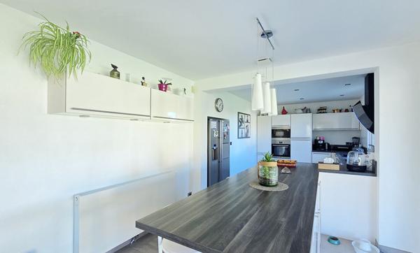 Vernègues ? Maison familiale de 198 m² avec vue dégagée sur les collines