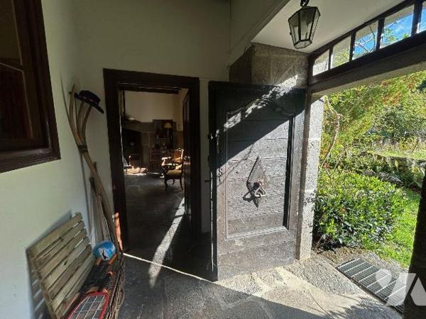 A vendre à Drugeac (CANTAL), dans un hameau au coeur de la verdure, offrant une jolie vue, un e...