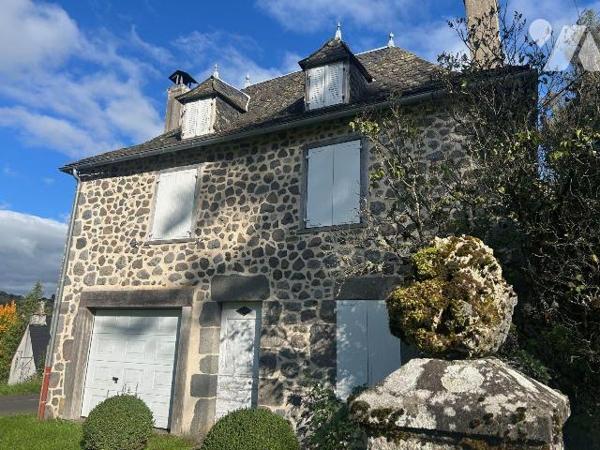 A vendre à Drugeac (CANTAL), dans un hameau au coeur de la verdure, offrant une jolie vue, un e...
