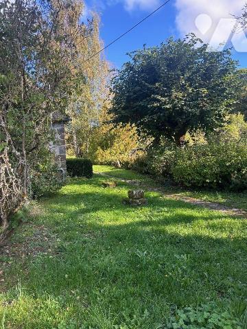 A vendre à Drugeac (CANTAL), dans un hameau au coeur de la verdure, offrant une jolie vue, un e...