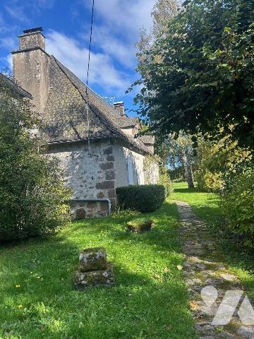 A vendre à Drugeac (CANTAL), dans un hameau au coeur de la verdure, offrant une jolie vue, un e...
