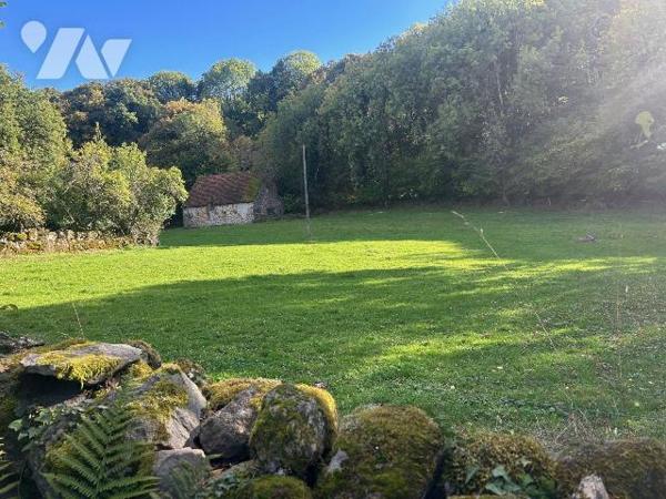 A vendre à Drugeac (CANTAL), dans un hameau au coeur de la verdure, offrant une jolie vue, un e...