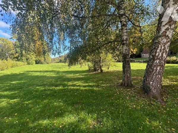 A vendre à Drugeac (CANTAL), dans un hameau au coeur de la verdure, offrant une jolie vue, un e...