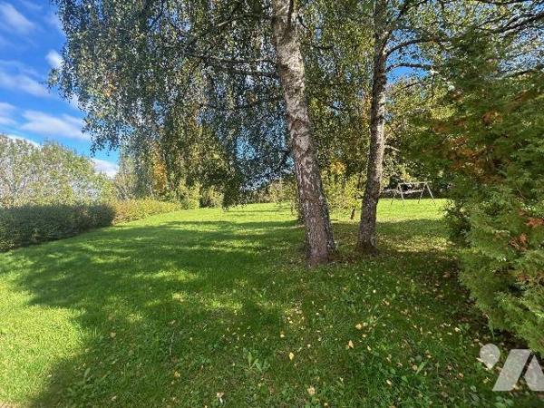 A vendre à Drugeac (CANTAL), dans un hameau au coeur de la verdure, offrant une jolie vue, un e...