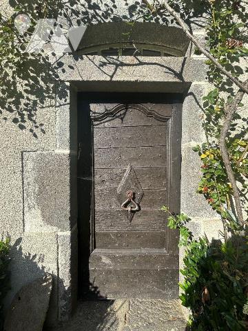 A vendre à Drugeac (CANTAL), dans un hameau au coeur de la verdure, offrant une jolie vue, un e...