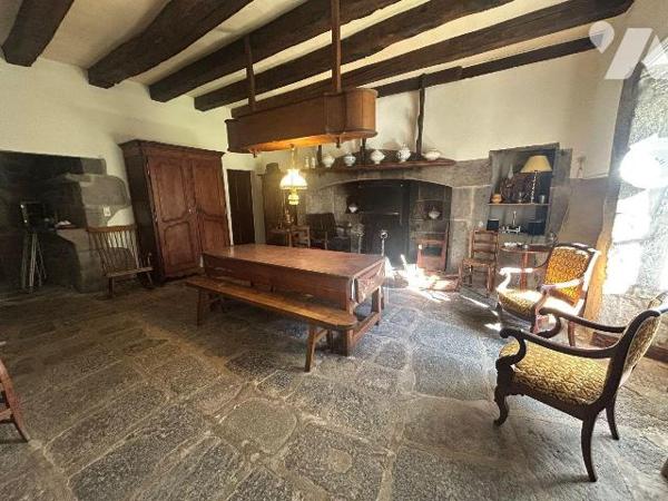 A vendre à Drugeac (CANTAL), dans un hameau au coeur de la verdure, offrant une jolie vue, un e...