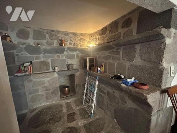 A vendre à Drugeac (CANTAL), dans un hameau au coeur de la verdure, offrant une jolie vue, un e...