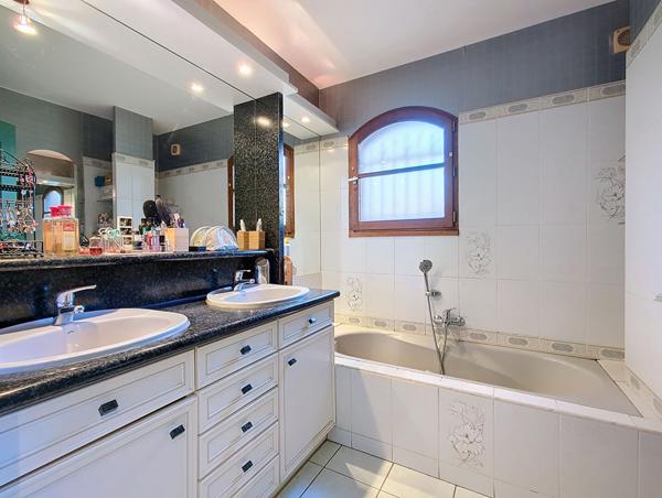 A vendre. Belberaud. Grande maison familiale 8 pièces de 206m² sur un terrain arboré de 2500m² avec piscine