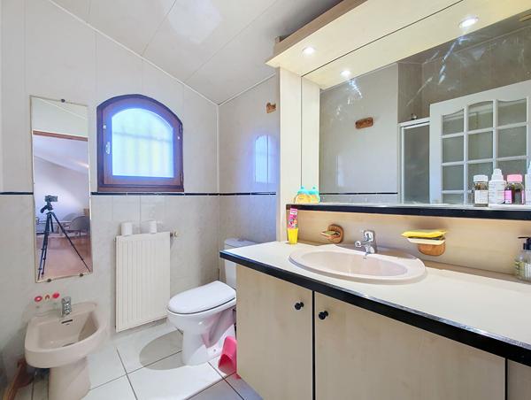 A vendre. Belberaud. Grande maison familiale 8 pièces de 206m² sur un terrain arboré de 2500m² avec piscine