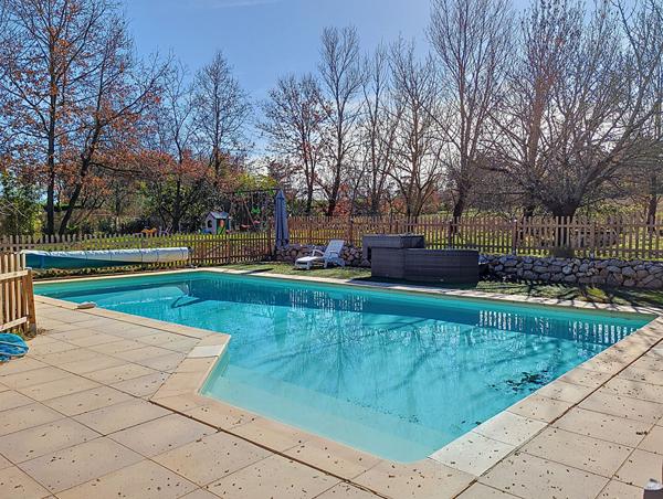 A vendre. Belberaud. Grande maison familiale 8 pièces de 206m² sur un terrain arboré de 2500m² avec piscine