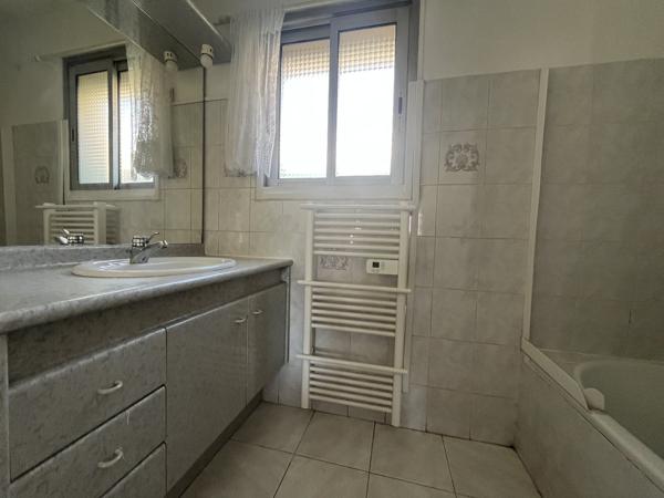 Appartement à SAINT LAURENT DU VAR (06700)
