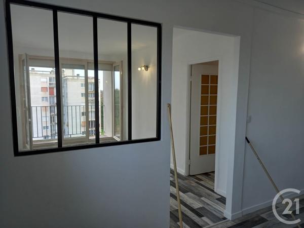 Appartement T3 à vendre  4 pièces - 71,44 m 2   PARTHENAY  - 79