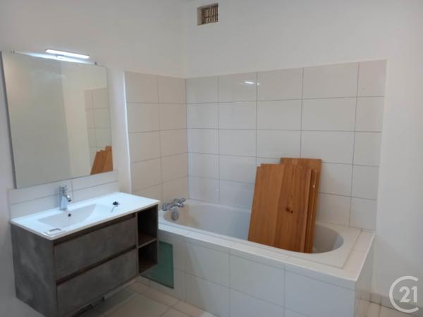 Appartement T3 à vendre  4 pièces - 71,44 m 2   PARTHENAY  - 79