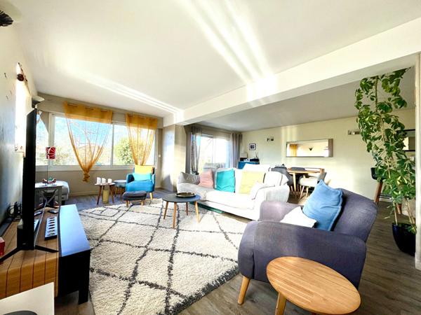 Maison de 7 pièce(s) €519 900 ** - Référence 7465