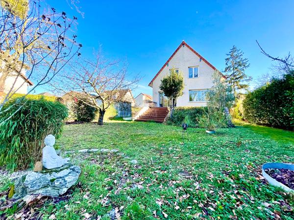 Maison de 7 pièce(s) €519 900 ** - Référence 7465