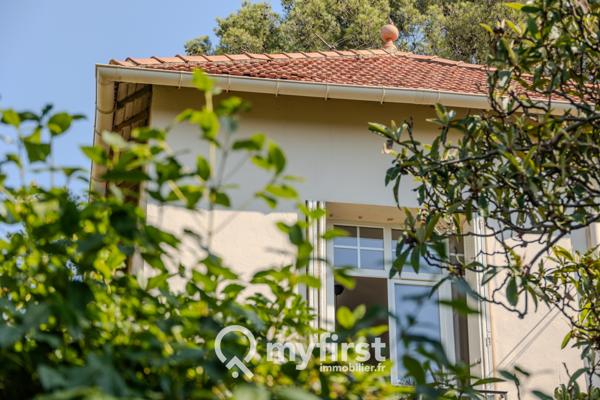 Toulon (83100) Bâtisse de caractère sur les hauts de Toulon
