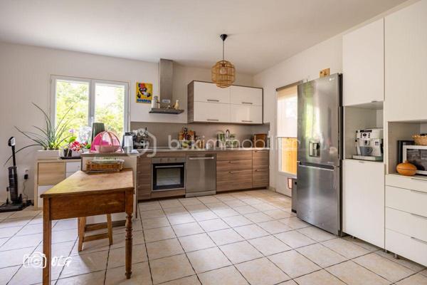 Située dans le quartier prisé des Aubes, cette maison contemporaine de 98 m², construite en 2015, allie parfaitement confort urbain et modernité. Vous profiterez d’un cadre de vie harmonieux, à proximité immédiate de toutes les commodités essentielles et du centre-ville.

Le bien se compose de quatre pièces principales, dont trois chambres, et dispose de deux balcons ainsi que deux terrasses, idéals pour apprécier des instants de détente en extérieur. Deux places de stationnement privatives, ainsi qu'un grand garage viennent compléter l’ensemble, assurant un confort quotidien.

Parfaitement adaptée à une vie de famille dans un environnement calme et recherché, cette maison offre une qualité de vie exceptionnelle, sans aucun travaux à prévoir. N’attendez plus pour venir la découvrir.