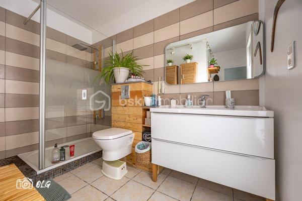Située dans le quartier prisé des Aubes, cette maison contemporaine de 98 m², construite en 2015, allie parfaitement confort urbain et modernité. Vous profiterez d’un cadre de vie harmonieux, à proximité immédiate de toutes les commodités essentielles et du centre-ville.

Le bien se compose de quatre pièces principales, dont trois chambres, et dispose de deux balcons ainsi que deux terrasses, idéals pour apprécier des instants de détente en extérieur. Deux places de stationnement privatives, ainsi qu'un grand garage viennent compléter l’ensemble, assurant un confort quotidien.

Parfaitement adaptée à une vie de famille dans un environnement calme et recherché, cette maison offre une qualité de vie exceptionnelle, sans aucun travaux à prévoir. N’attendez plus pour venir la découvrir.