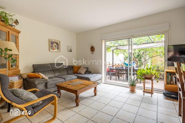 Située dans le quartier prisé des Aubes, cette maison contemporaine de 98 m², construite en 2015, allie parfaitement confort urbain et modernité. Vous profiterez d’un cadre de vie harmonieux, à proximité immédiate de toutes les commodités essentielles et du centre-ville.

Le bien se compose de quatre pièces principales, dont trois chambres, et dispose de deux balcons ainsi que deux terrasses, idéals pour apprécier des instants de détente en extérieur. Deux places de stationnement privatives, ainsi qu'un grand garage viennent compléter l’ensemble, assurant un confort quotidien.

Parfaitement adaptée à une vie de famille dans un environnement calme et recherché, cette maison offre une qualité de vie exceptionnelle, sans aucun travaux à prévoir. N’attendez plus pour venir la découvrir.