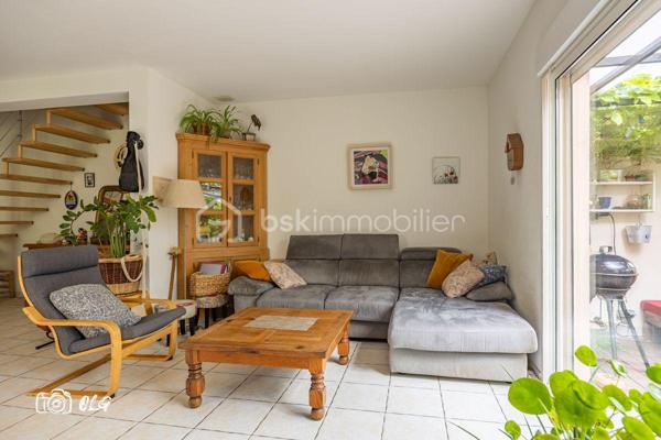 Située dans le quartier prisé des Aubes, cette maison contemporaine de 98 m², construite en 2015, allie parfaitement confort urbain et modernité. Vous profiterez d’un cadre de vie harmonieux, à proximité immédiate de toutes les commodités essentielles et du centre-ville.

Le bien se compose de quatre pièces principales, dont trois chambres, et dispose de deux balcons ainsi que deux terrasses, idéals pour apprécier des instants de détente en extérieur. Deux places de stationnement privatives, ainsi qu'un grand garage viennent compléter l’ensemble, assurant un confort quotidien.

Parfaitement adaptée à une vie de famille dans un environnement calme et recherché, cette maison offre une qualité de vie exceptionnelle, sans aucun travaux à prévoir. N’attendez plus pour venir la découvrir.