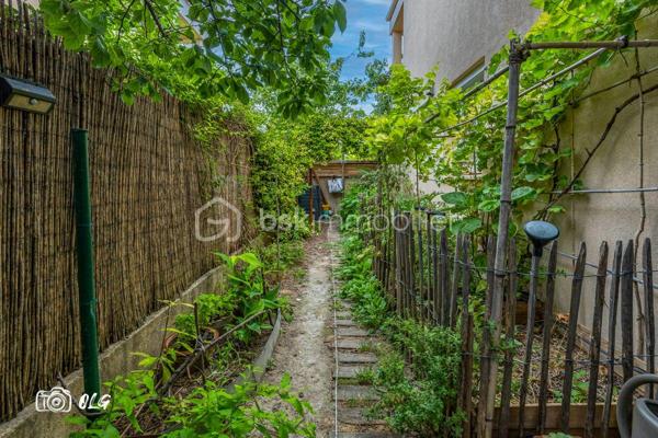 Située dans le quartier prisé des Aubes, cette maison contemporaine de 98 m², construite en 2015, allie parfaitement confort urbain et modernité. Vous profiterez d’un cadre de vie harmonieux, à proximité immédiate de toutes les commodités essentielles et du centre-ville.

Le bien se compose de quatre pièces principales, dont trois chambres, et dispose de deux balcons ainsi que deux terrasses, idéals pour apprécier des instants de détente en extérieur. Deux places de stationnement privatives, ainsi qu'un grand garage viennent compléter l’ensemble, assurant un confort quotidien.

Parfaitement adaptée à une vie de famille dans un environnement calme et recherché, cette maison offre une qualité de vie exceptionnelle, sans aucun travaux à prévoir. N’attendez plus pour venir la découvrir.