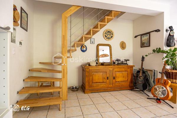 Située dans le quartier prisé des Aubes, cette maison contemporaine de 98 m², construite en 2015, allie parfaitement confort urbain et modernité. Vous profiterez d’un cadre de vie harmonieux, à proximité immédiate de toutes les commodités essentielles et du centre-ville.

Le bien se compose de quatre pièces principales, dont trois chambres, et dispose de deux balcons ainsi que deux terrasses, idéals pour apprécier des instants de détente en extérieur. Deux places de stationnement privatives, ainsi qu'un grand garage viennent compléter l’ensemble, assurant un confort quotidien.

Parfaitement adaptée à une vie de famille dans un environnement calme et recherché, cette maison offre une qualité de vie exceptionnelle, sans aucun travaux à prévoir. N’attendez plus pour venir la découvrir.