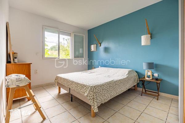Située dans le quartier prisé des Aubes, cette maison contemporaine de 98 m², construite en 2015, allie parfaitement confort urbain et modernité. Vous profiterez d’un cadre de vie harmonieux, à proximité immédiate de toutes les commodités essentielles et du centre-ville.

Le bien se compose de quatre pièces principales, dont trois chambres, et dispose de deux balcons ainsi que deux terrasses, idéals pour apprécier des instants de détente en extérieur. Deux places de stationnement privatives, ainsi qu'un grand garage viennent compléter l’ensemble, assurant un confort quotidien.

Parfaitement adaptée à une vie de famille dans un environnement calme et recherché, cette maison offre une qualité de vie exceptionnelle, sans aucun travaux à prévoir. N’attendez plus pour venir la découvrir.