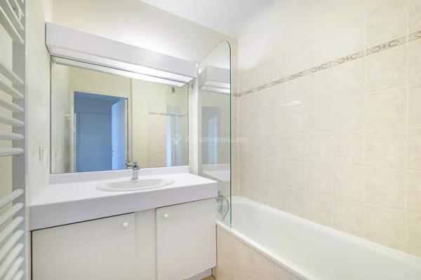 Vente                                                      Appartement
                        
                     3 pièces                      70 m2                     à Lyon 3