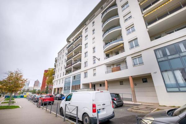 Vente                                                      Appartement
                        
                     3 pièces                      70 m2                     à Lyon 3