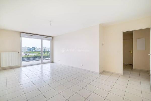 Vente                                                      Appartement
                        
                     3 pièces                      70 m2                     à Lyon 3