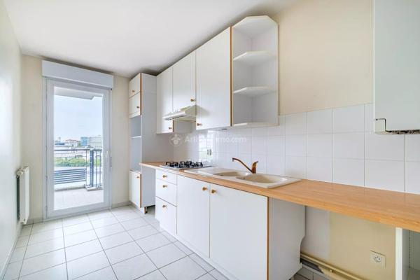Vente                                                      Appartement
                        
                     3 pièces                      70 m2                     à Lyon 3