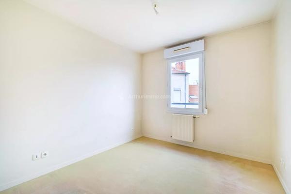 Vente                                                      Appartement
                        
                     3 pièces                      70 m2                     à Lyon 3