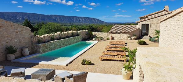 Gordes (84220) Superbe vue pour cette luxueuse résidence