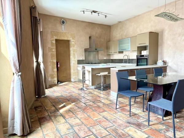 NIMES - QUARTIER LES CARMES - APPARTEMENT/ MAISON DE VILLE - 2 CHAMBRES - BUREAU - GARAGE -